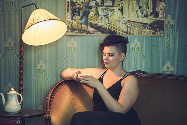 Kuvituskuva Johannasta juomassa teetä rokokoo sohvalla