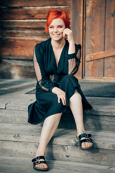 Johanna Kaasalainen hymyilee kuvassa sivuttain